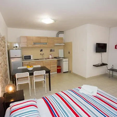 Centar Nina Apartament *